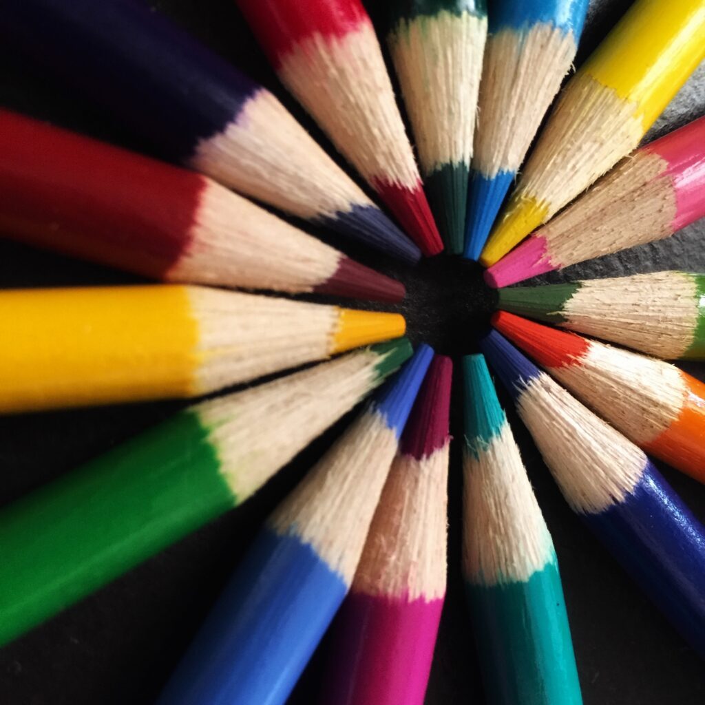 circle of different color pencils